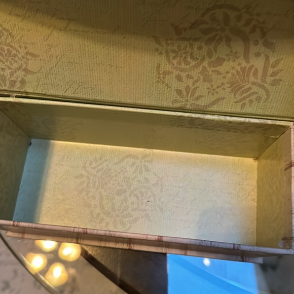 Organizing essentials - Picture 4 of 5